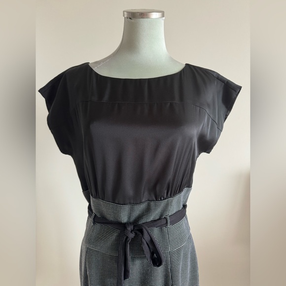 Very Classy and Beautiful Dress - Picture 2 of 7